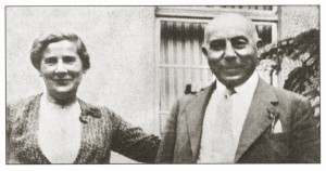 Karl und Lilly Neumann vor ihrem Geschäft, der Weinhandlung Laufer, Ecke Bahnhofstraße/Taunusstraße (heute ehem. Möbelhaus Schwaab) Quelle: Meyer1998, S. 234