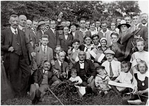 Ludwig Louis Langstädter (Mitte) und Mitglieder des Arbeitergesangvereins Freiheit. Bis zur Auflösung des Vereins 1933 war er der Dirigent.